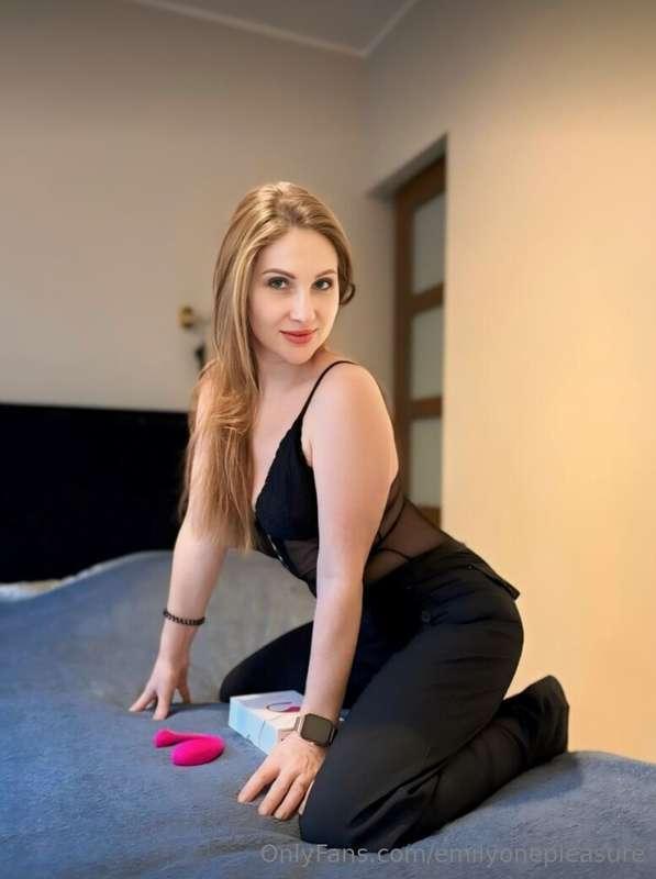 @hot_mommy_i WAITING FOR U AT HOME 😈 

SHE DOING HOUSEWORK W..