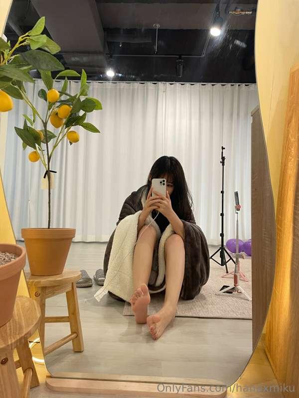 can you guess what im wearing below??👀