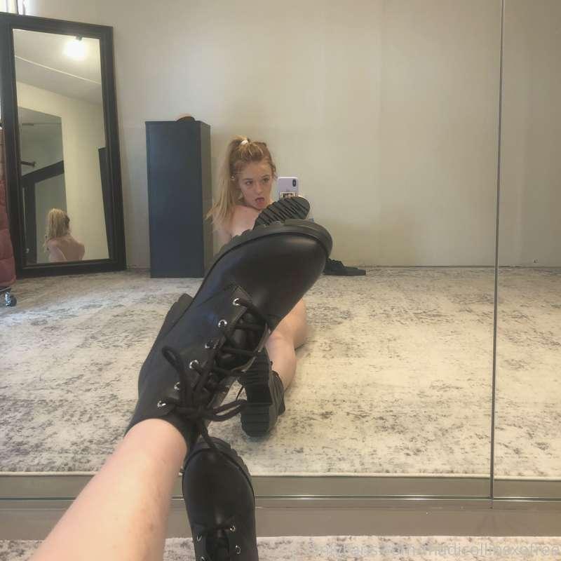 i got new shoes today!!!! ps check ur dms ☺️