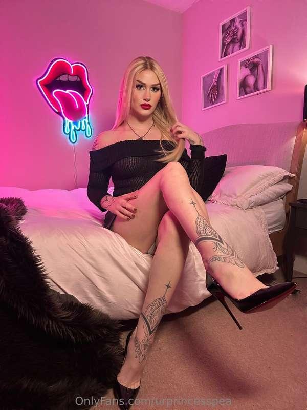 Come here and worship my shoes 😈💦