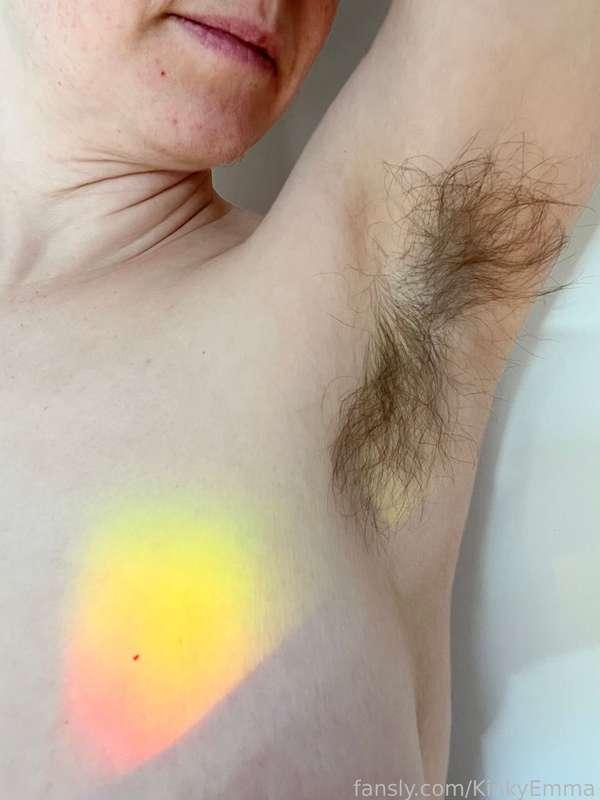 Love when I catch prisms on my body! 

 #hairyarmpits #armpithair #bodyhair #bigtits #bigboobs #bigareolas #bignipples   #hangers