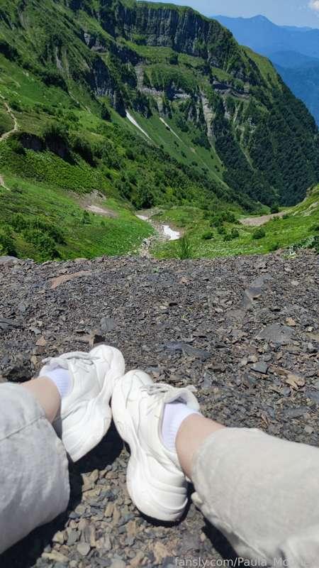 Do you like hiking? ☺

#socks #feet #whitesocks #anklesocks #sockfetish #sneakers #outdoor #sockgirl #footfetish