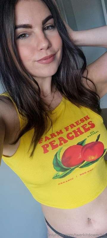 Juicy peaches 🍑💦