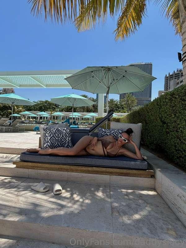 ## Sunny day! it's sooooooooo hot right there 🥵 want to have..