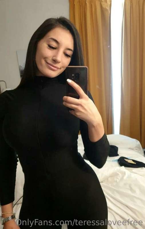 all black today 👄
------------------------------ @teressalov..