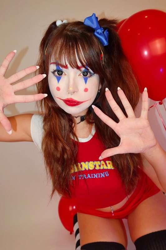 Your favorite clown girl :3