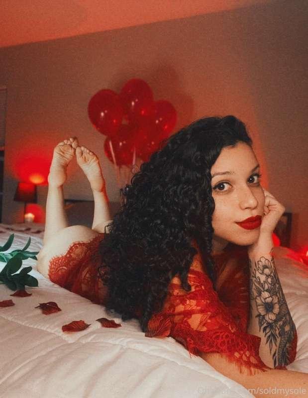 Be mine? 🥀🖤