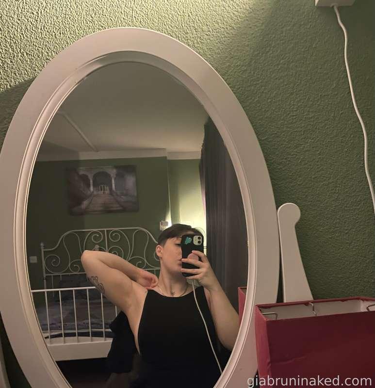 No gym around but the muscles are still poppin’ 💅🏼💪🏼💪🏼