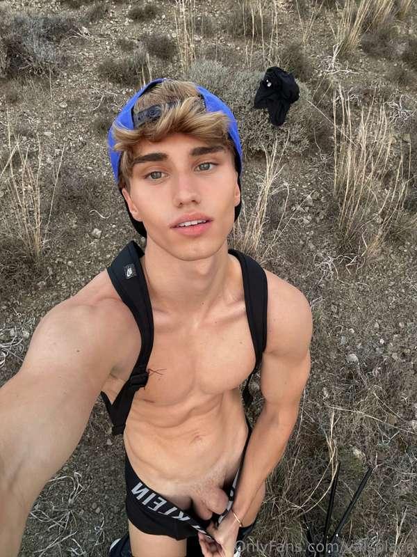 I lost my T-shirt somewhere... Do you know where it is?😏
