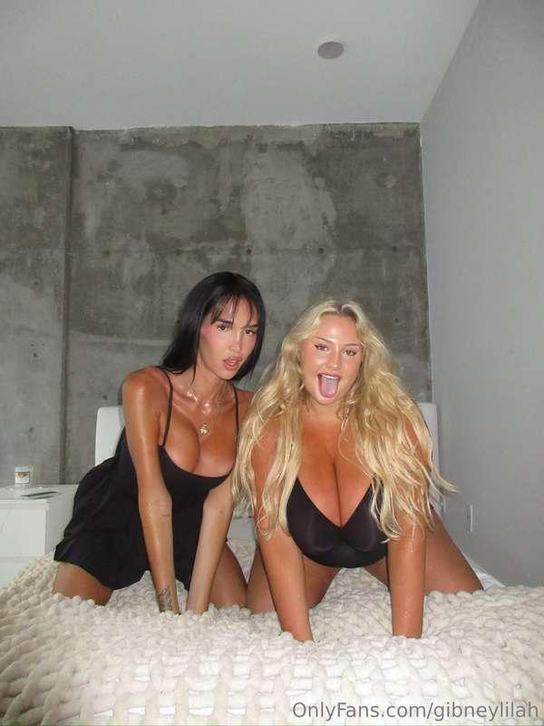 Hottest collab sucking and spreading … every hole is so wet ..
