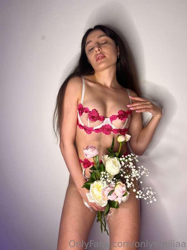 What is hidden under my flower? 🌺