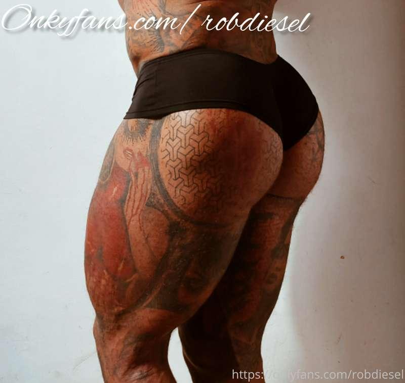 Here is the underwear in black aswell..you prefer white or b..