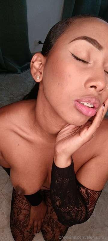 Do I look fuckable?🥵

¿Parezco follable?🥵