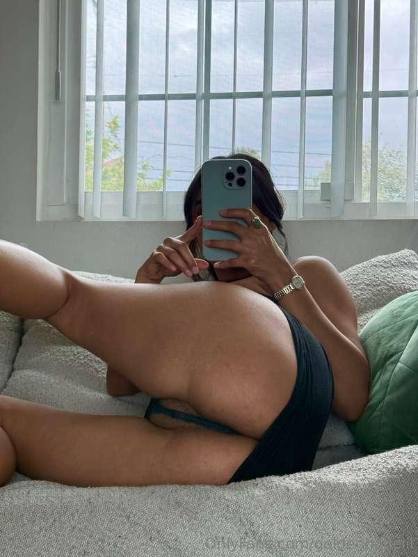 tip this post $20 and i’ll send panty-less version of this p..