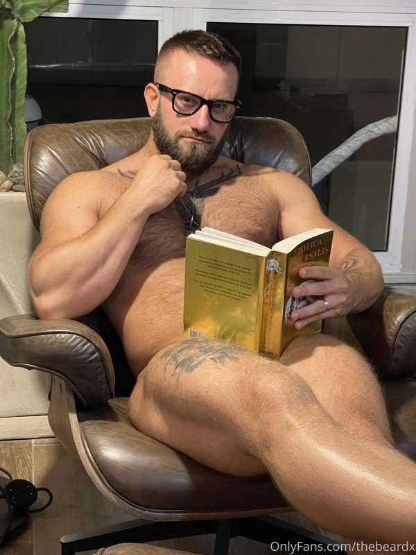 It’s a good day to read a good book😈

Es un buen día para le..