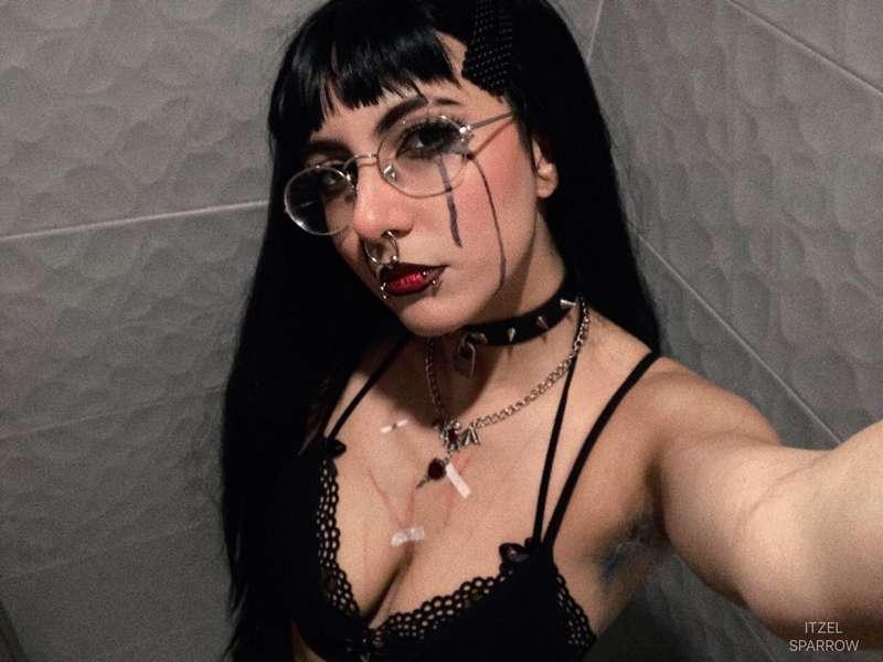 Your fav sadistic goth goddexx 🤍🕷️