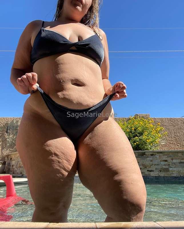 Let’s spend the day by the pool instead ☀️😌