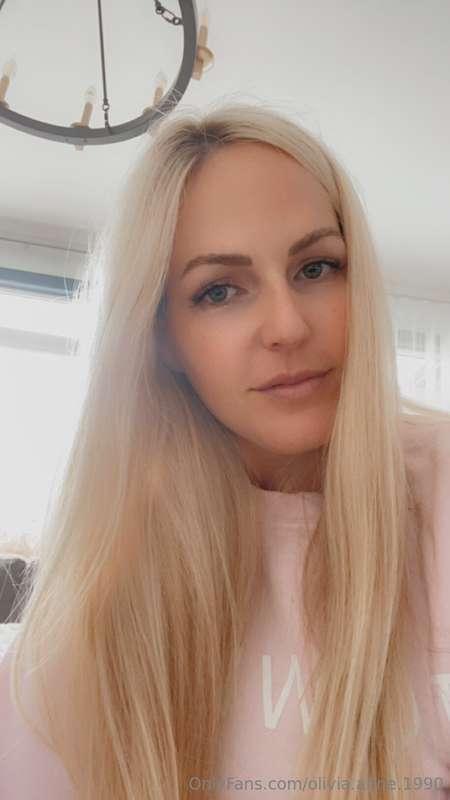 Cozy in my sweats with no make-up today 💗 What do you think?