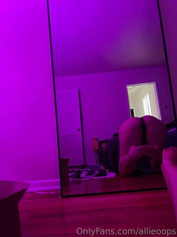 Enjoy this poorly framed photo of my booty 🍑 in my defense t..