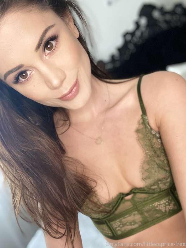 I wonder what I look like in your eyes! 🥰
Comment here 👇