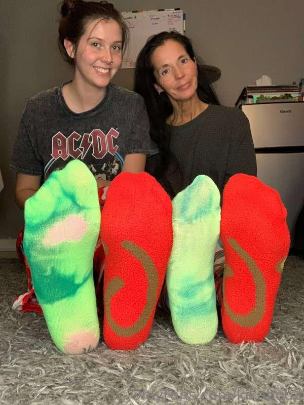Merry Christmas from our family to yours!! 🎄🎁💚❤️ @veronicama..