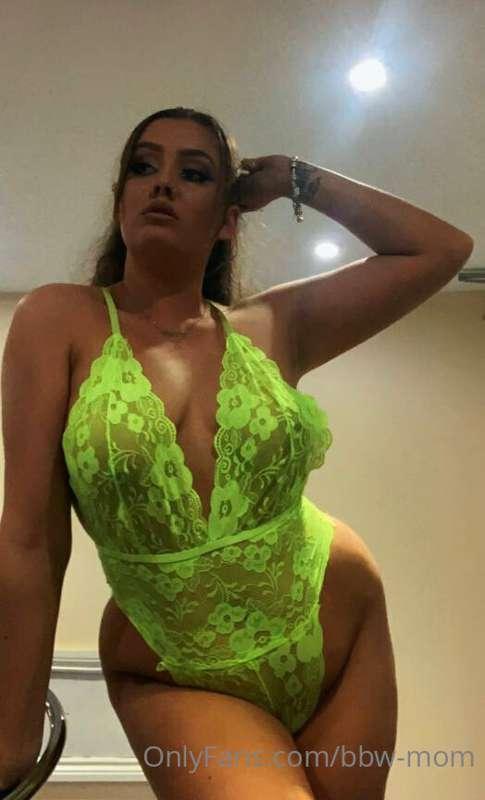 Love this colour makes my tan stand out 😜😉