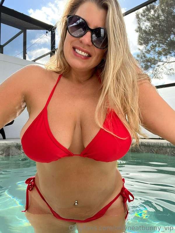 What if you joined me at the pool today babe? 😋