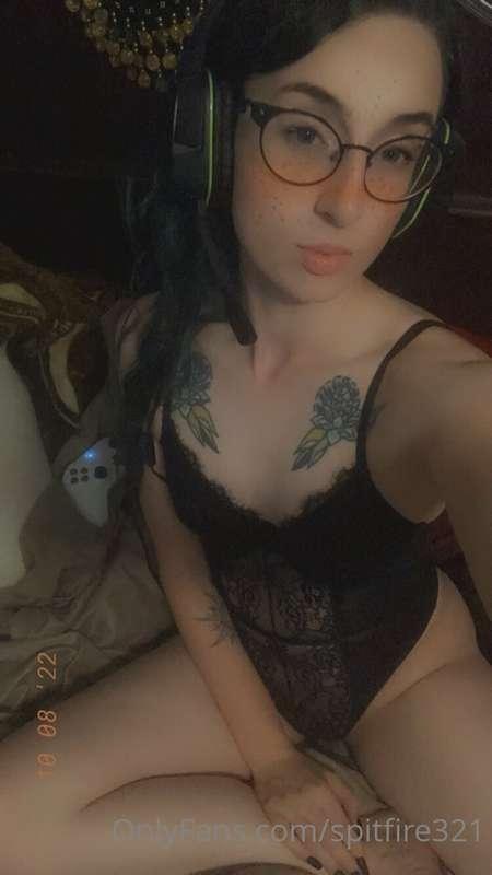 Gaming in my lingerie 😝👾🕹🖤