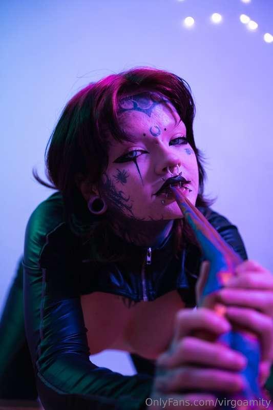 I like playing with my food...right before I suck it off🐉🍆💦