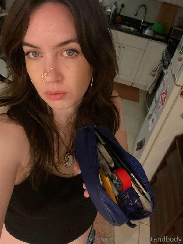 An artist’s pencil case ✏️ can tell you a lot! First off, I’..