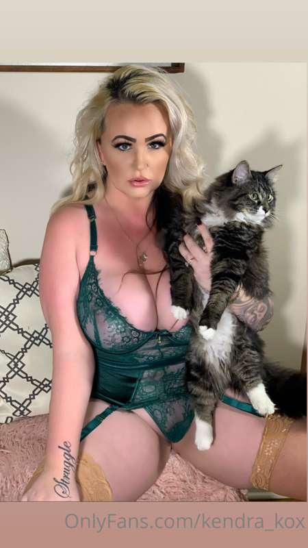 Wanna pet my kitty?🐈‍⬛😈
