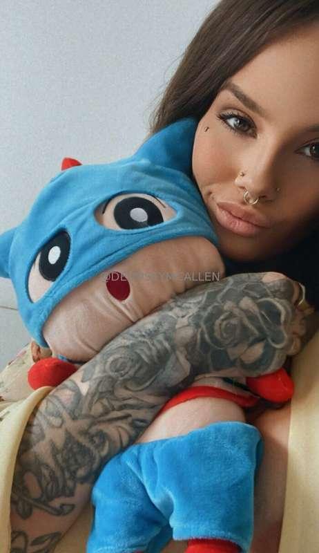 Hey guys 😘! @mia_arabella got something super hot waiting ju..