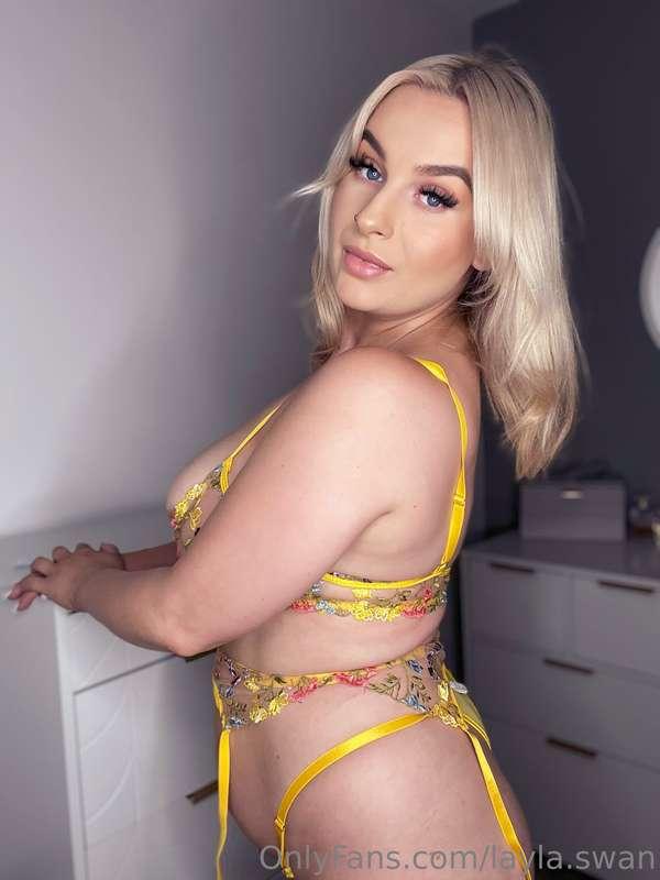 Your favourite milf🌻👀