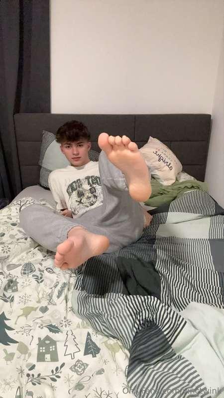 Anyone into feet? 😈