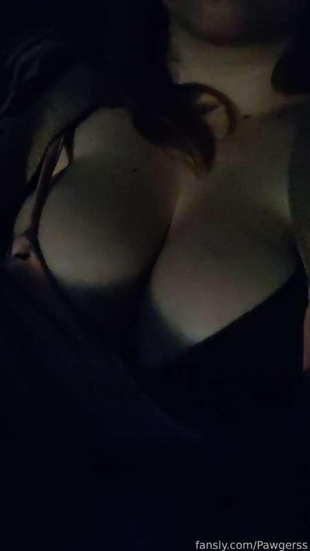 Late night cleavage 🙃