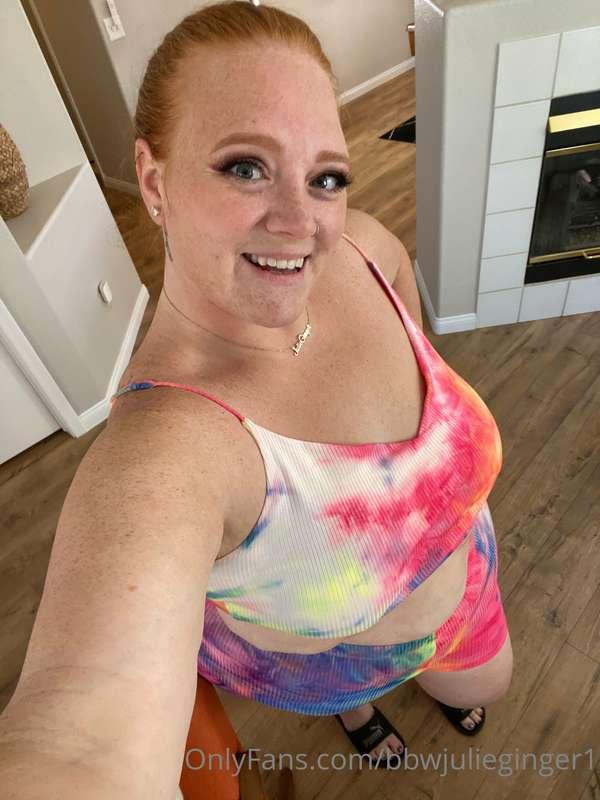Looking so sexy in my fun and bright fit!!! Who’s been missi..