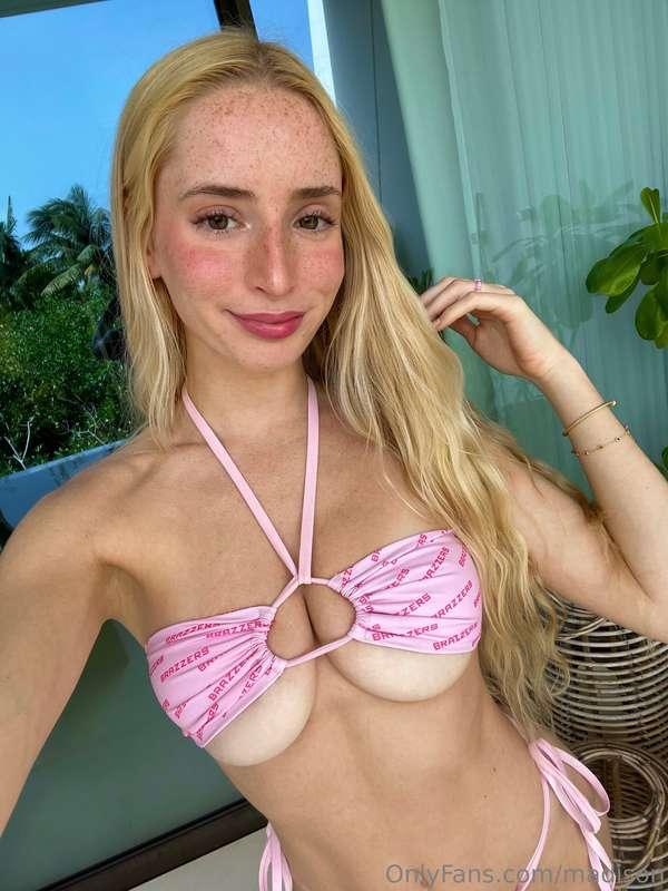 built like barbie but with a lil more bite 💋 