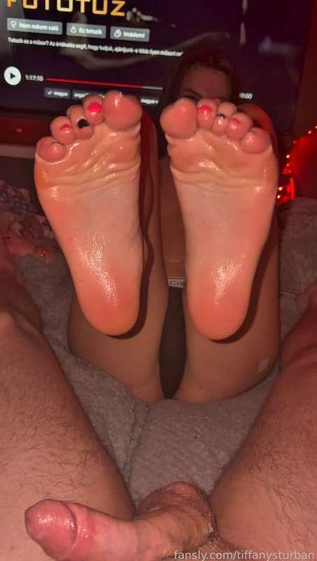 FOOTJOB! 🦶🏻
(full video is pinned on my page!)

#foot #feet #footjob #trans #ts #shemale