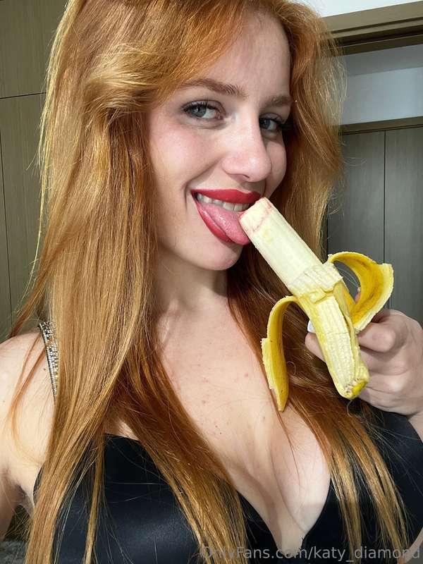 That sweet banana could be your hard cock just imagine 😈🤤