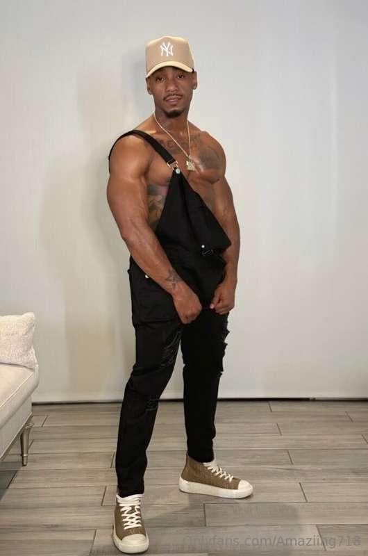 Man CRUSH Monday always revolve around Mazee ..  DM to place..