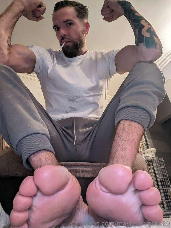 Get on your knees and worship my feet. Tips get you noticed