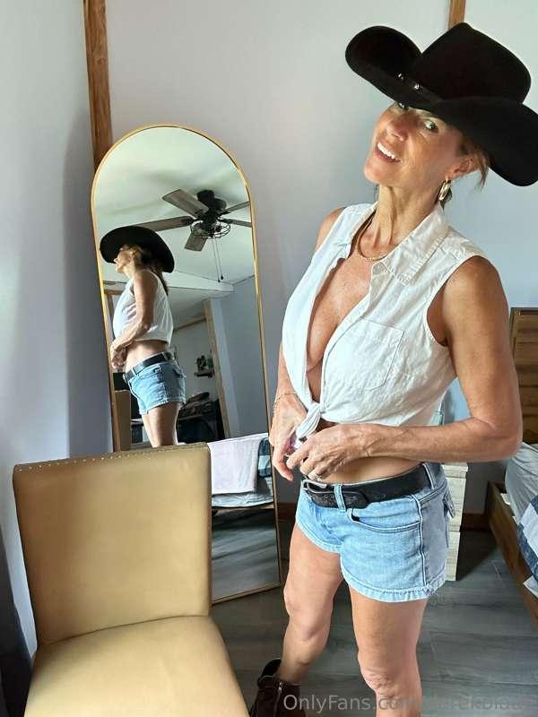 My farm girl @themaryburke needs Dick.