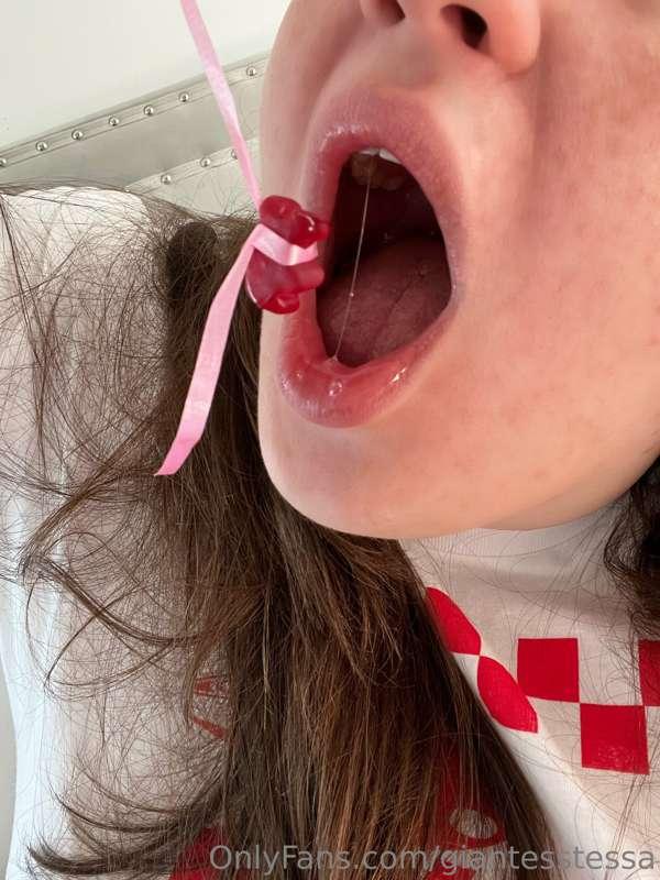 I’m *SO* hungry 😈 🤤