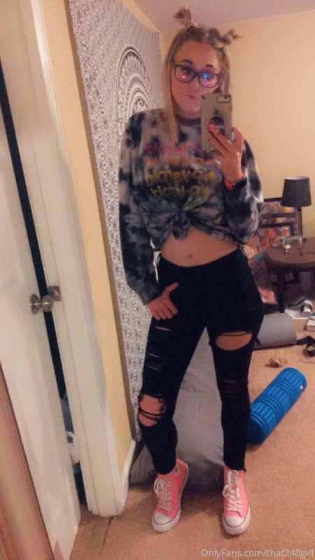 Feeling like a total baddie in and outta clothes today 😘😘