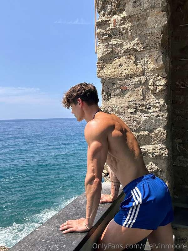✏️ *La vita è bella*  In English, when we say “feeling blue”..