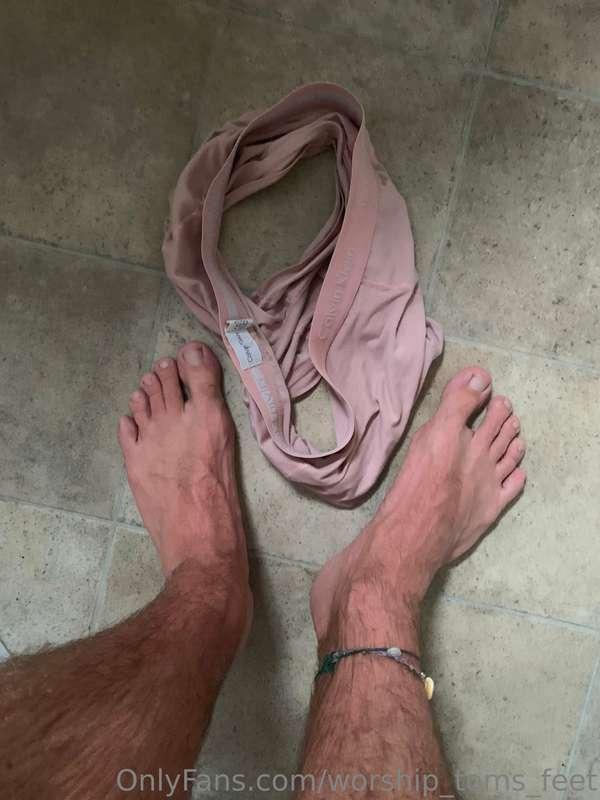 Just finished a 12 hour shift & my feet are disgusting. I lo..
