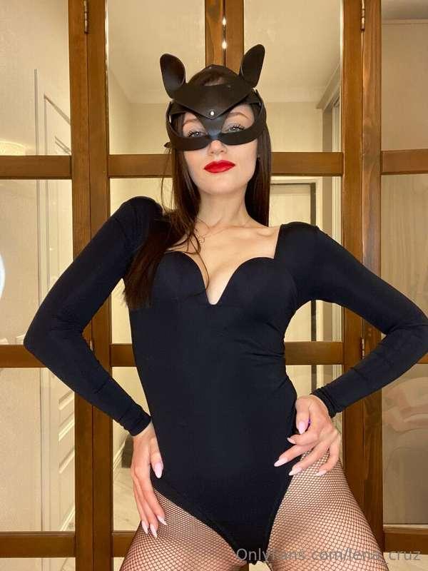 Meow, my tantalizing tribe! 🌙💋 Tonight, I'm your mischievous..