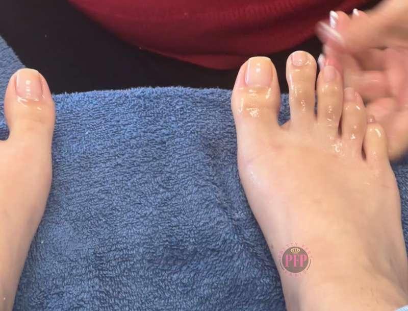 my bare toes alone make you spiral 🌀😍
