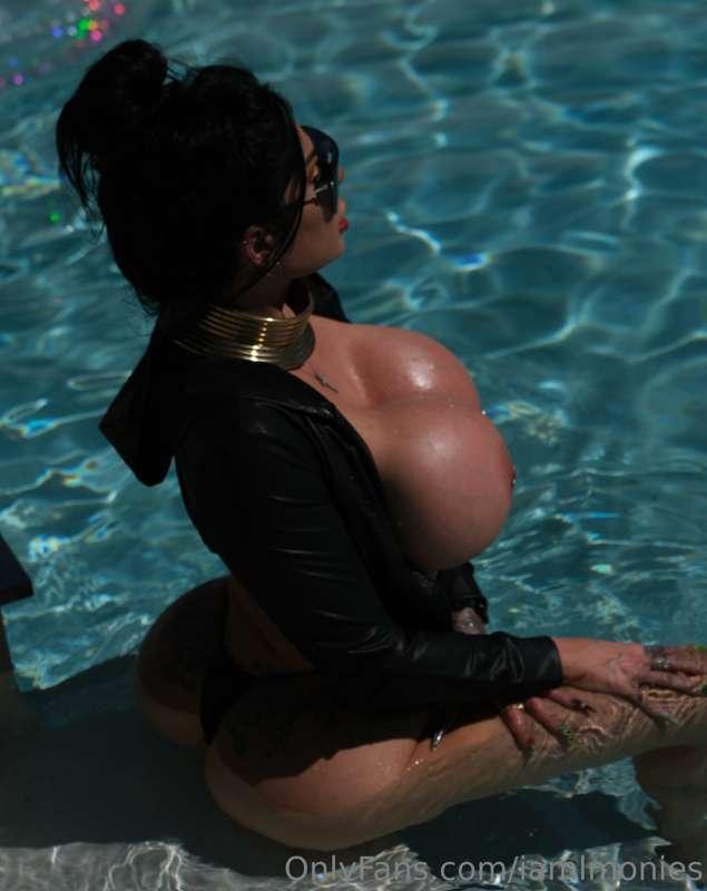 Who's spending the day in the pool with me? 😈💦