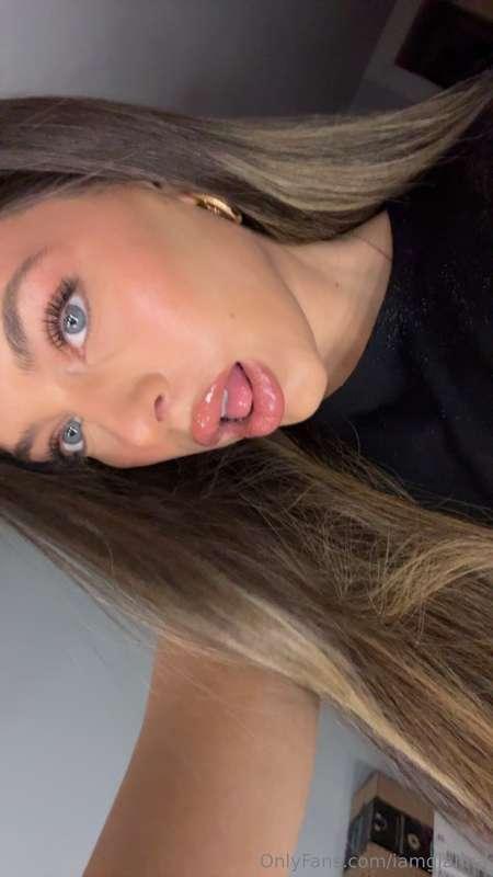 2 sets of lips 🙈